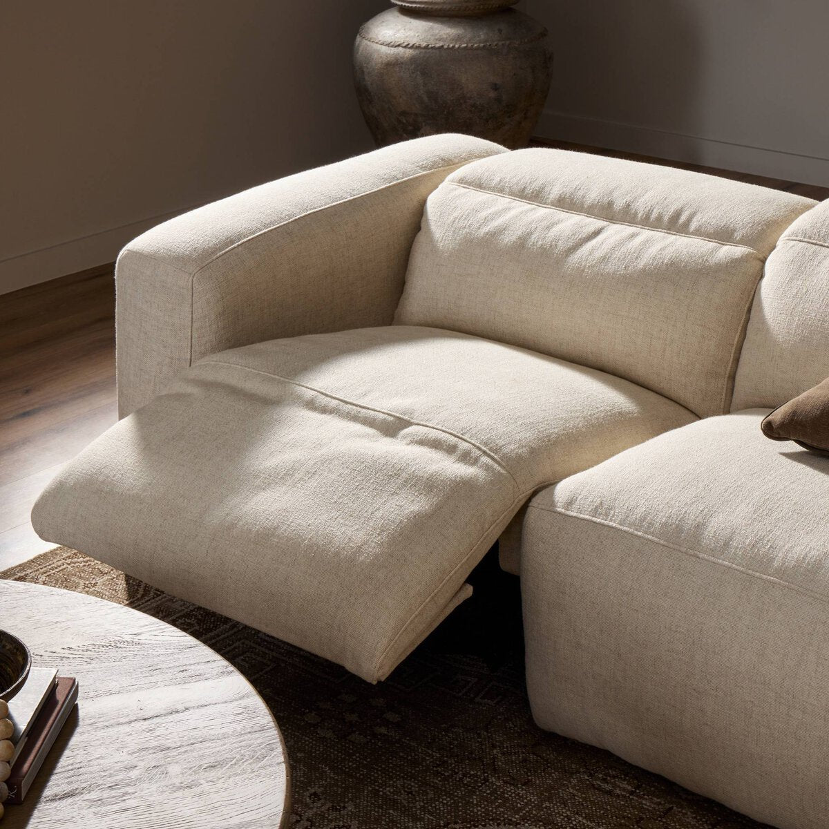 Canapé d'angle 5 pièces Radley avec fauteuil inclinable électrique.
