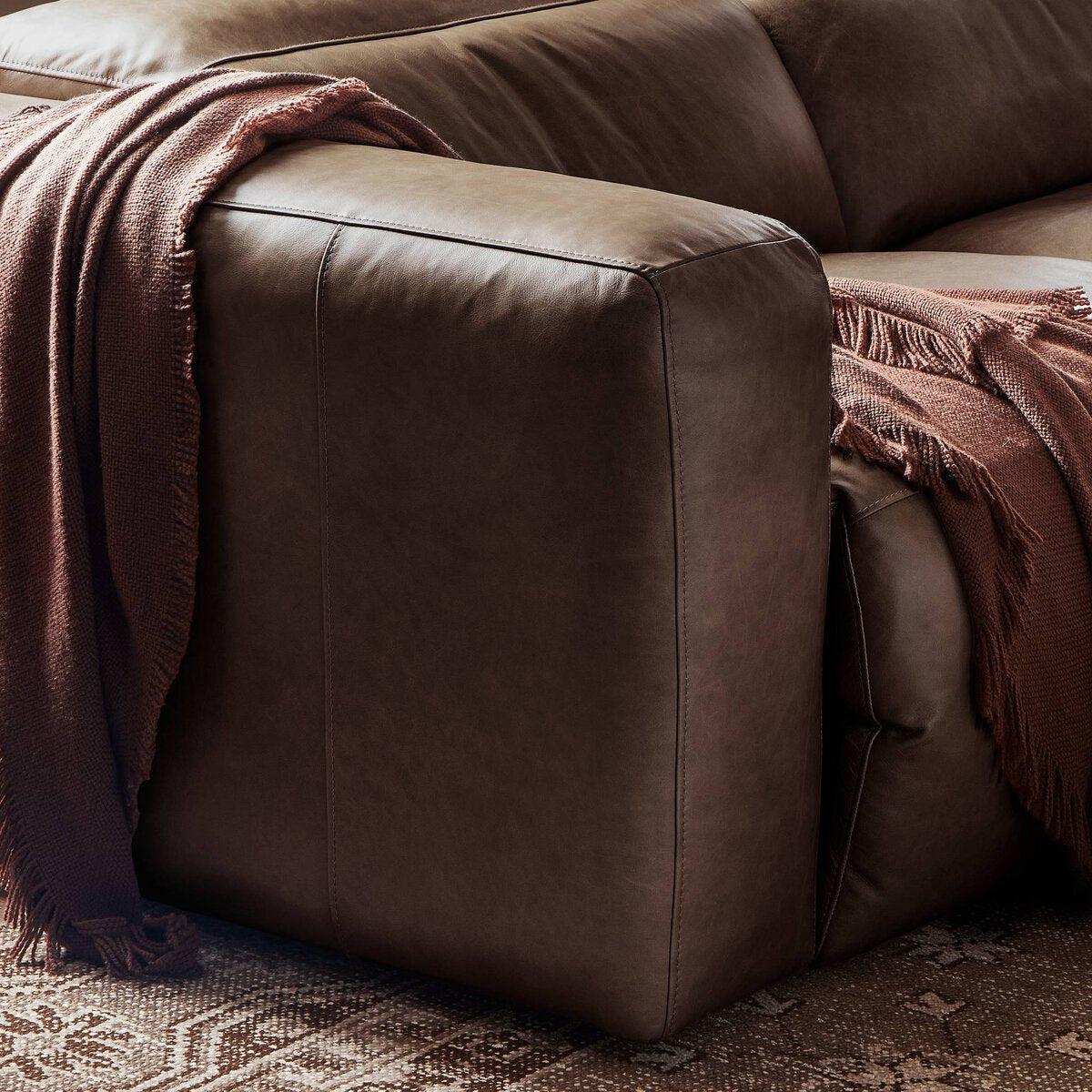 Canapé d'angle 5 pièces Radley avec fauteuil inclinable électrique.