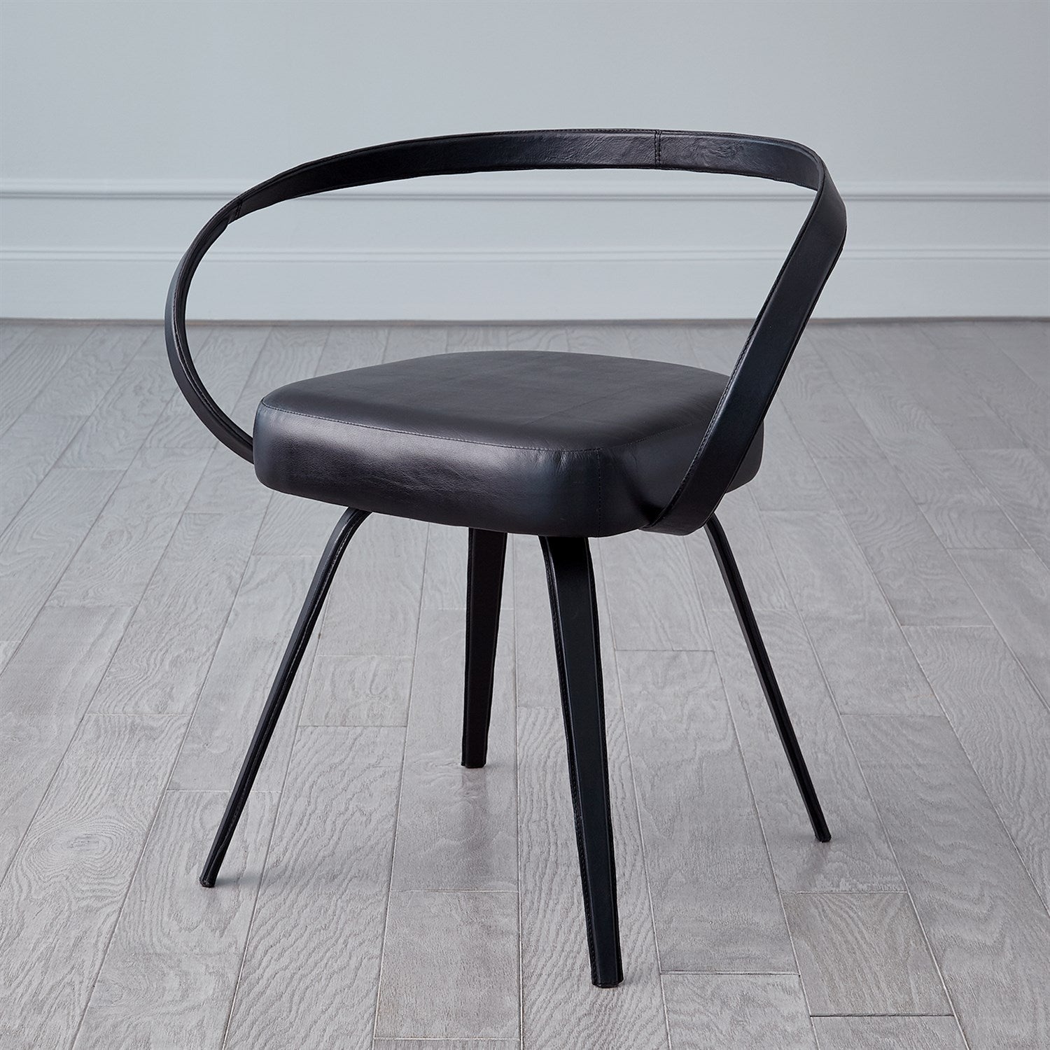 CHAISE ENTIÈREMENT EN CUIR