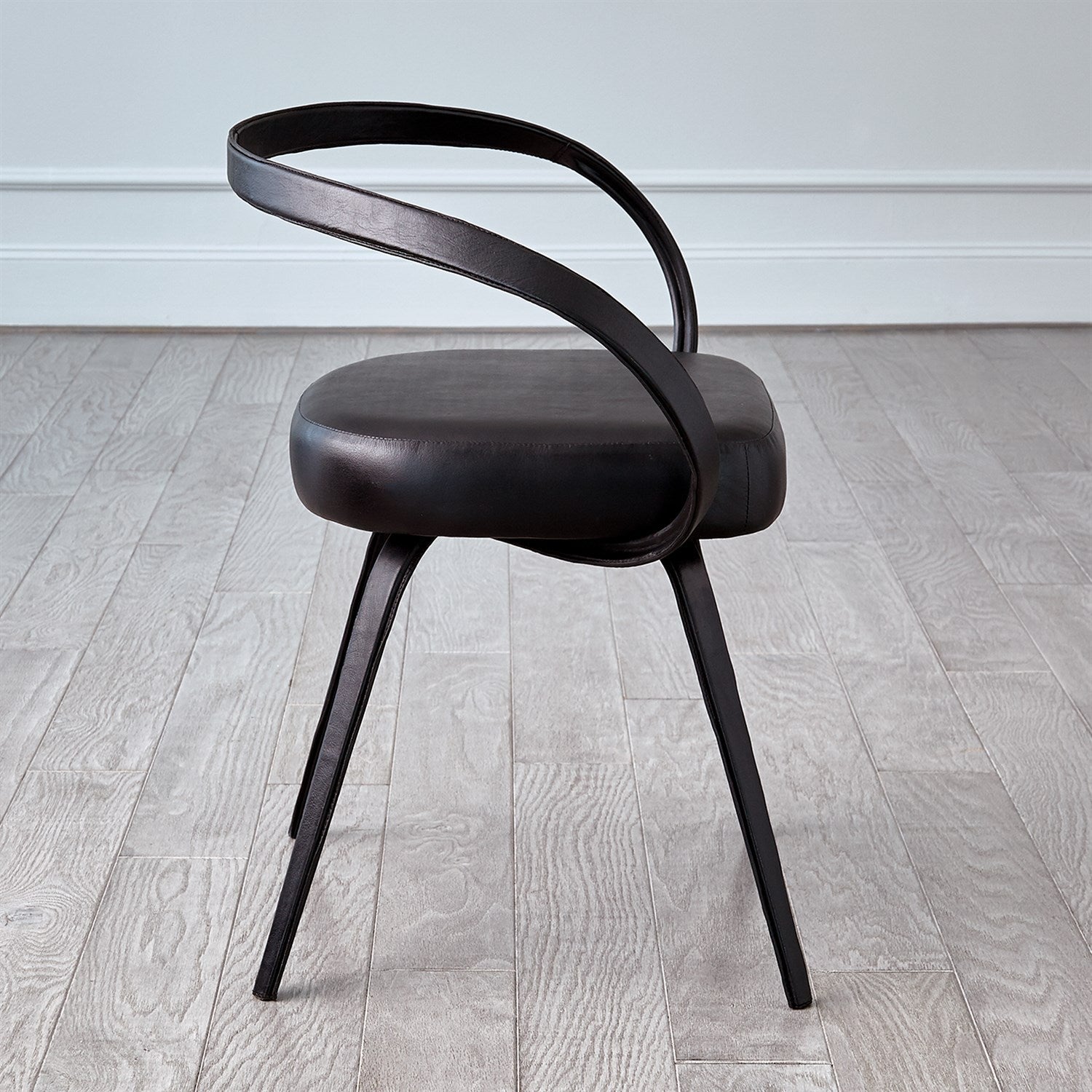 CHAISE ENTIÈREMENT EN CUIR