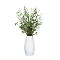 VÉGÉTATION MIXTE DANS UN VASE BLANC