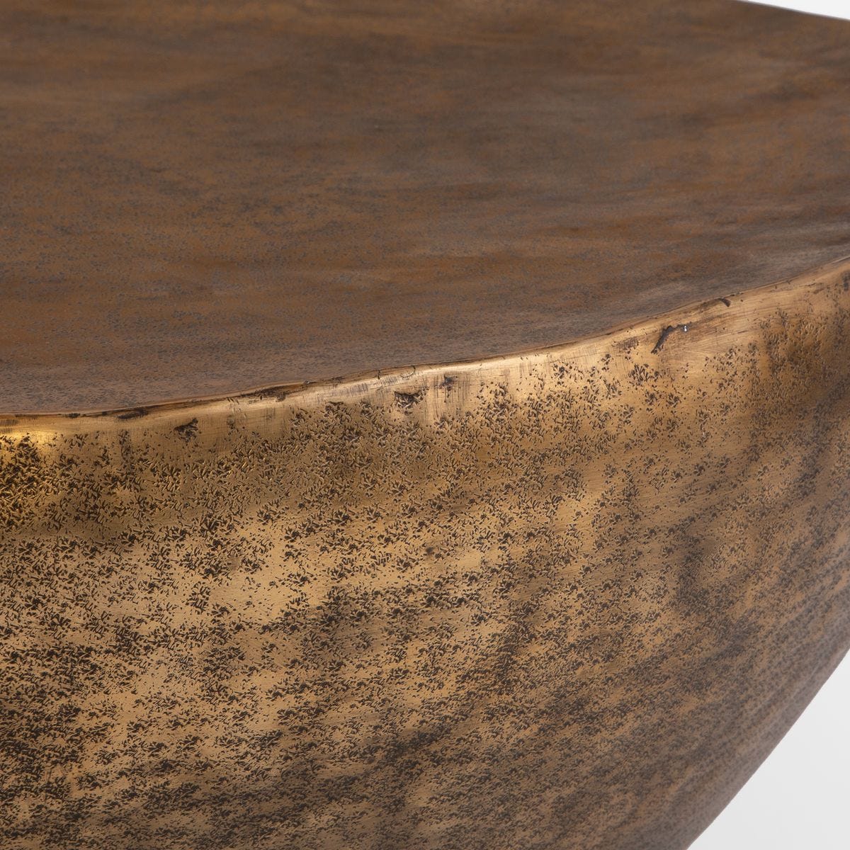 Table basse en forme de dôme doré